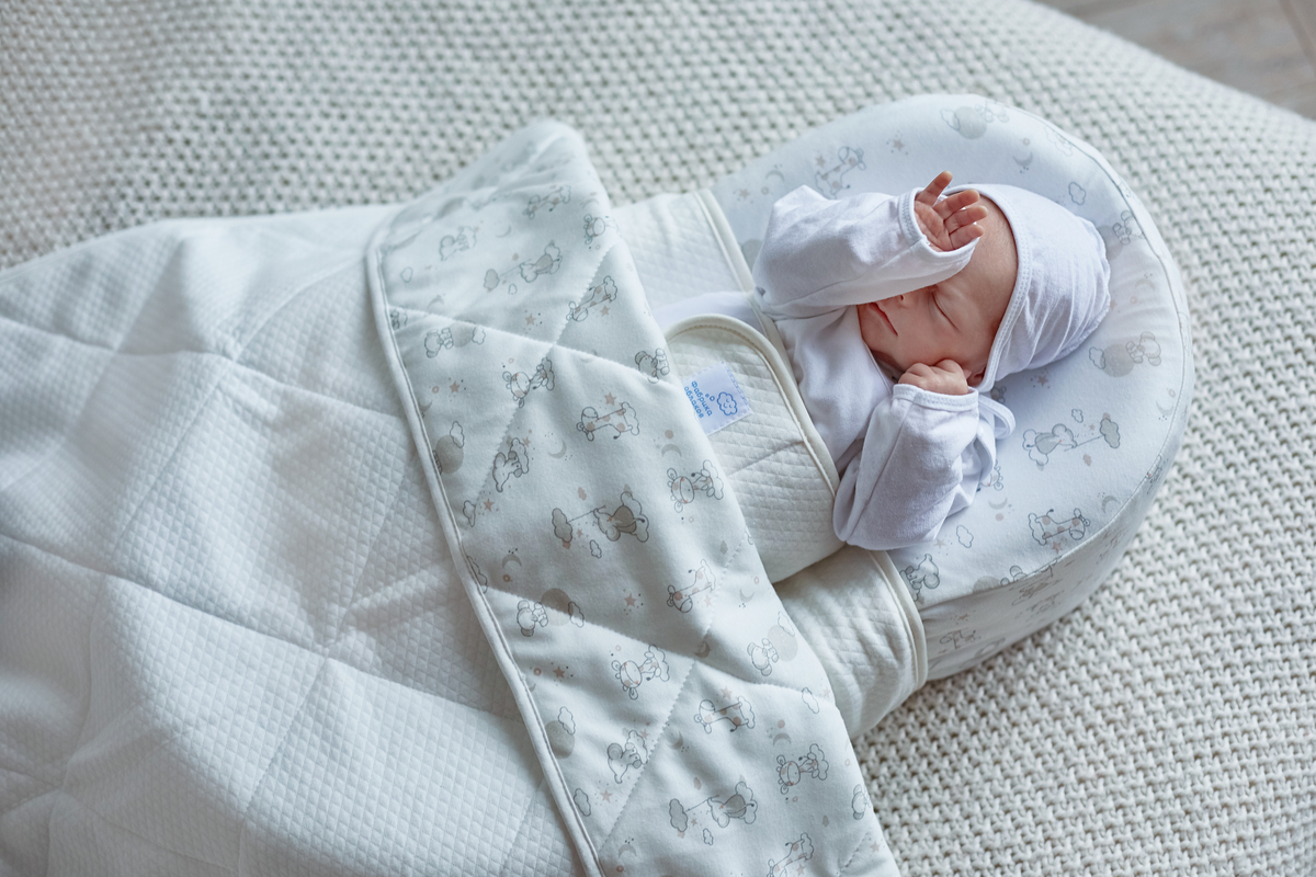 Конверт-одеяло для новорожденных летний Звездный мишка на белом